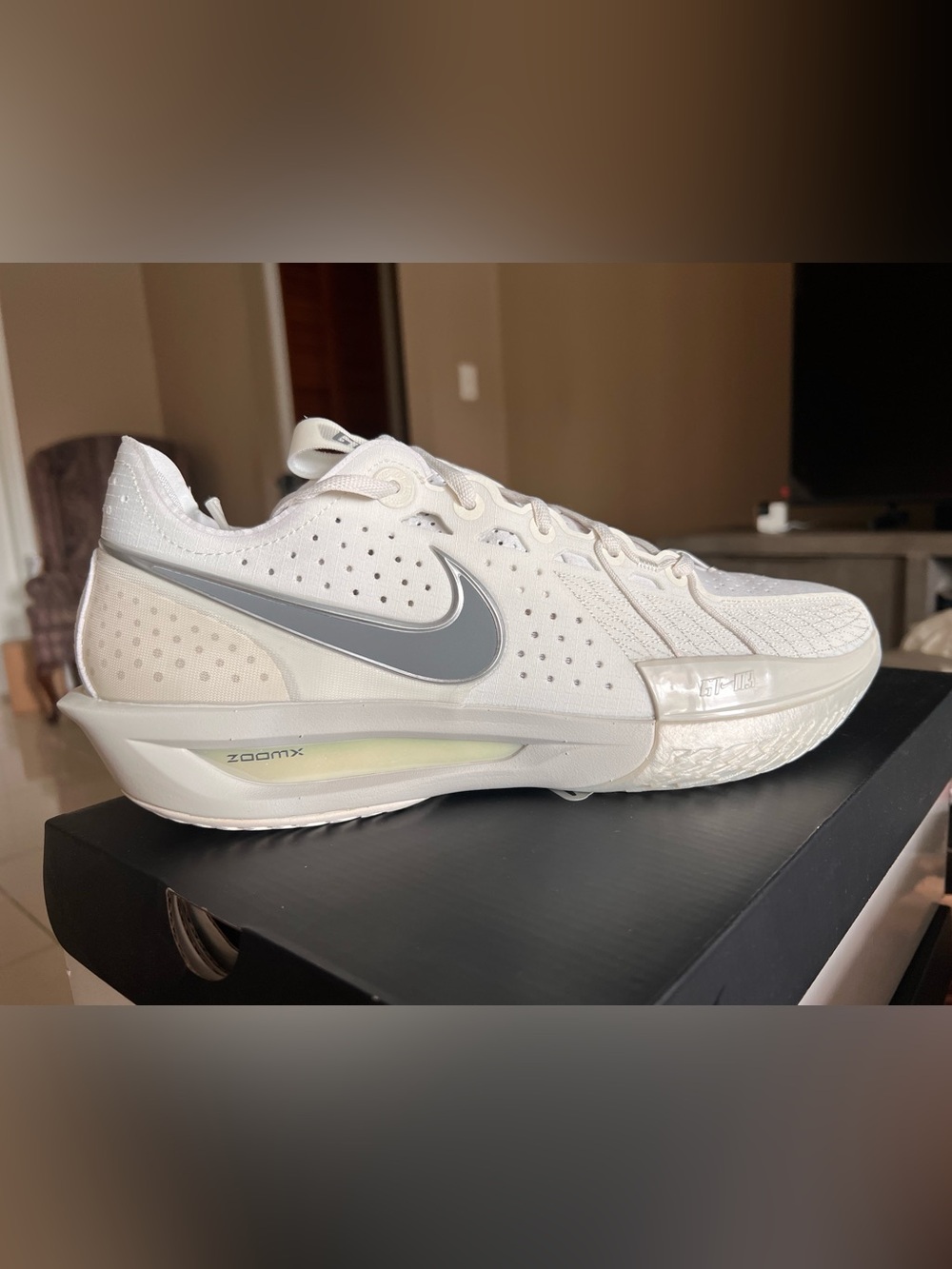 NIKE Men’s G.T. Cut 3 Basketball Shoes NBW